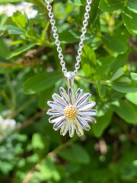 Sterling silver store daisy pendant