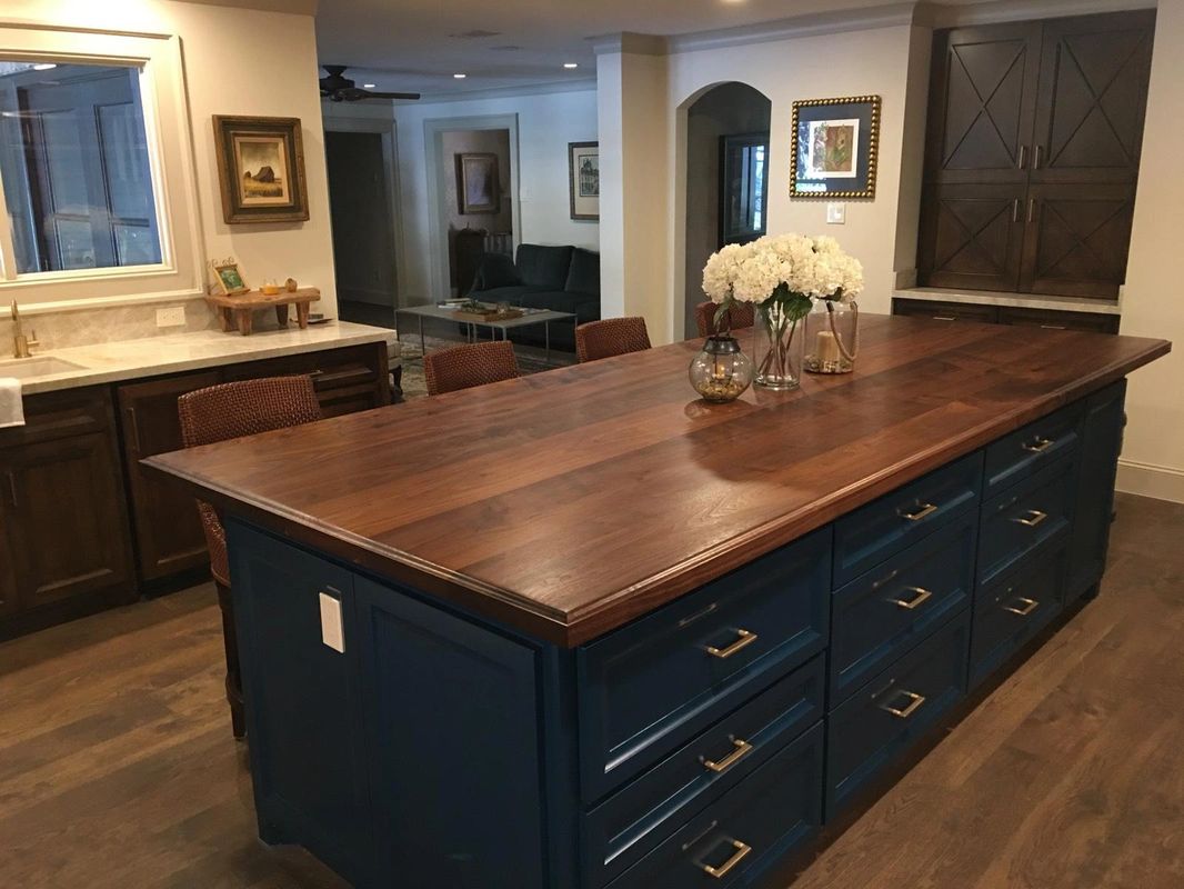 //isteam.wsimg.com/ip/5cc41730-db9a-4197-8779-209c86a95d9f/Walnut%20island%20top%20with%20seating%2003.jpg/:/rs=w:1300,h:800
