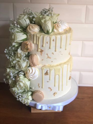 wedding cake with flowers, luxury wedding cake, wedding cake with gold leaf, wedding cake with roses