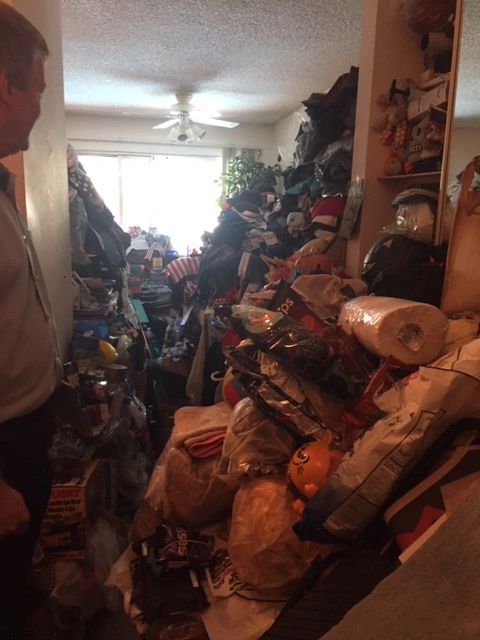 How do real estate agents sell houses that are full of clutter?