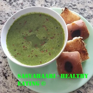 Spinach Soup with bread, Tomato Soup, vegetarian lunch and vegan appetizers, starters, vegetarian 