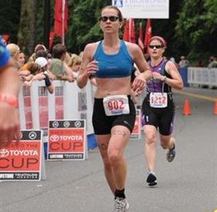 Above: Kate completing the Philadelphia Insurance Olympic Triathlon in 02:47:34