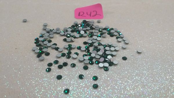 Rhinestone #R42 (2 mm emerald green rhinestone) (1 pack)