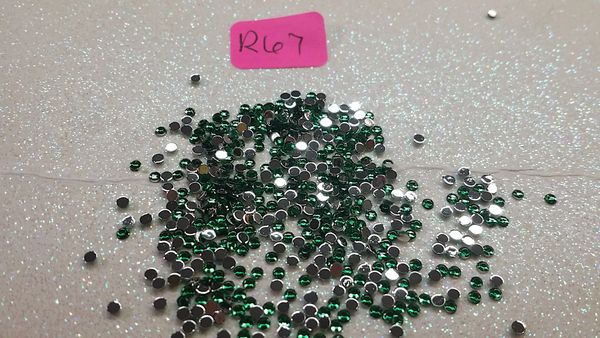 Rhinestone #R67 (2.9 mm dark green rhinestone)