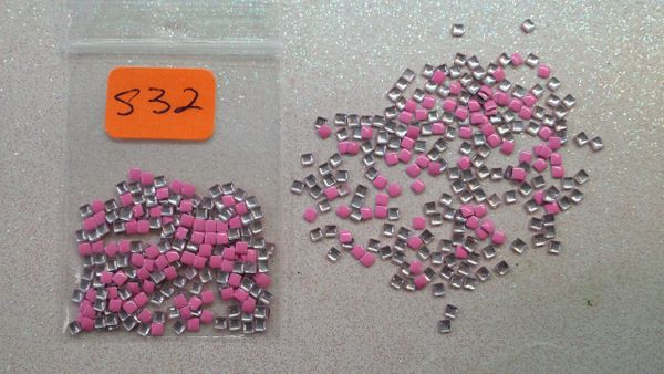 Stud #32 - S32 (1 mm pink square)