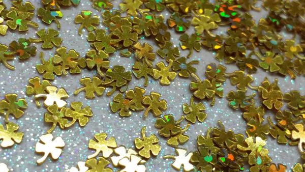 IN127 Holographic Gold Clover Insert (1.5 gr baggie)