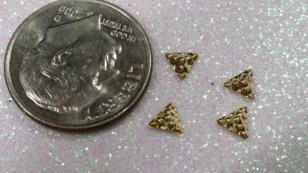 3D Charm #11 Gold 3mm Triangle Pyramid Stud (pack of 4)
