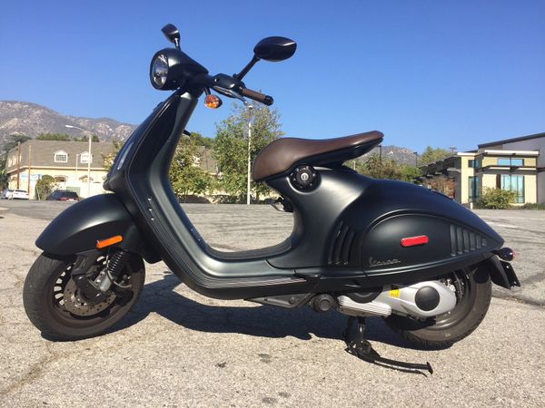 Vespa 946 Emporio Armani 