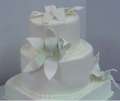 Simple white cake with gumpaaste lily.
