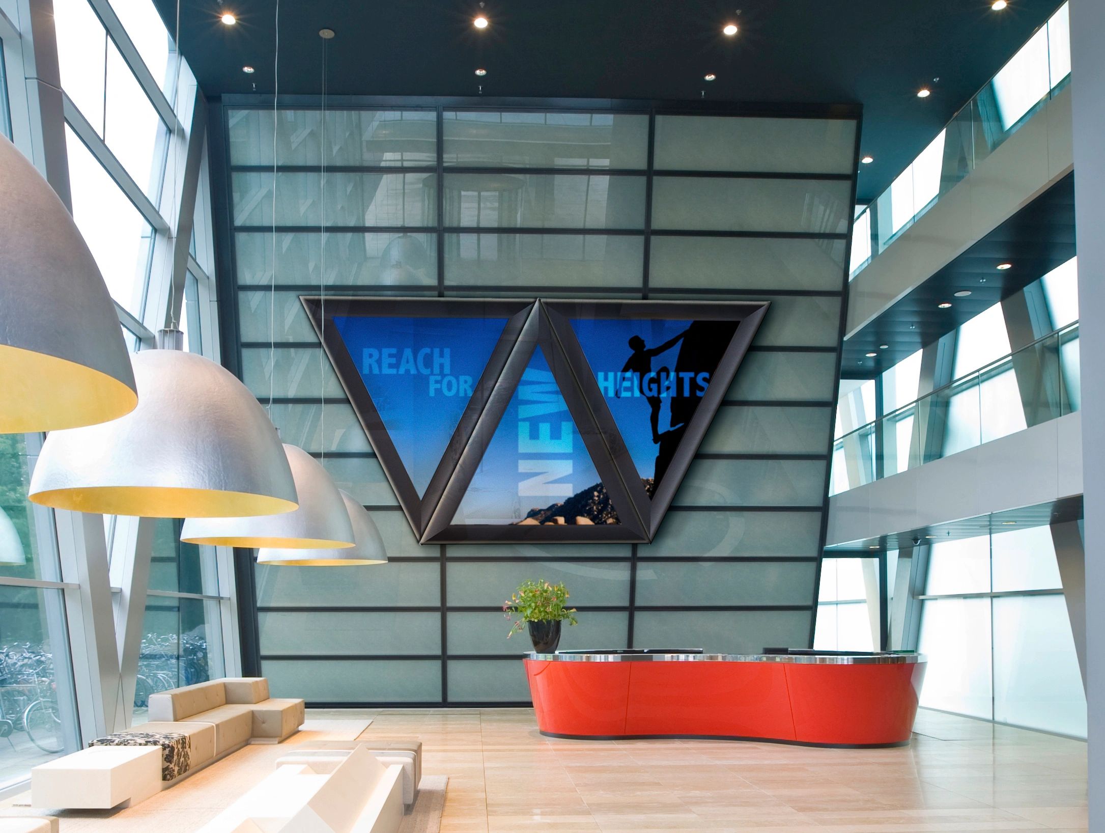 Треугольный экран. Светодиодные экраны треугольные. Треугольный монитор. Треугольный дисплей