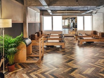 Aula de pilates máquinas: silla, torre y reformer en 3 salas independientes
