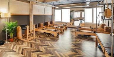 Estudio de Pilates con aparatos en el centro de Santander. Grupos reducidos y atención personalizada
