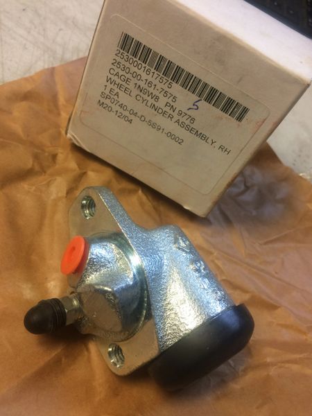 M101 HYDRAULIC BRAKE WHEEL CYLINDER ASSEMBLY 11686267-2 NOS