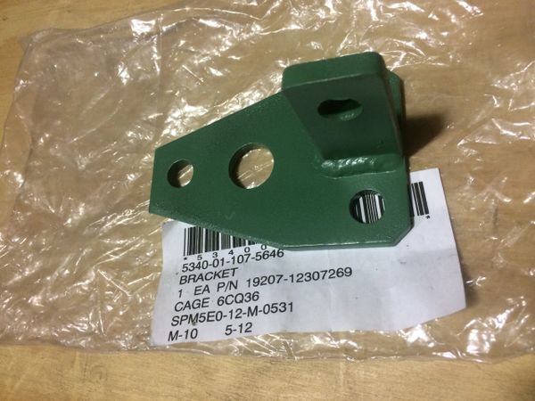 M1015 THRU M1025 T BRACKET 12307269, 5340-01-107-5646 NOS