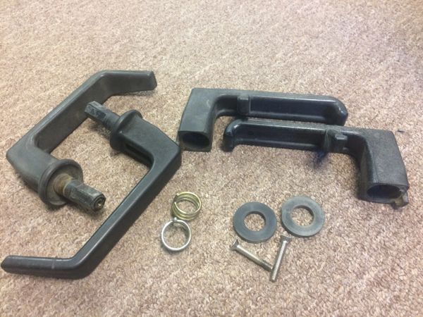 M998 FRONT L.H AND R.H DOOR HANDLE KIT GOOD CONDITION