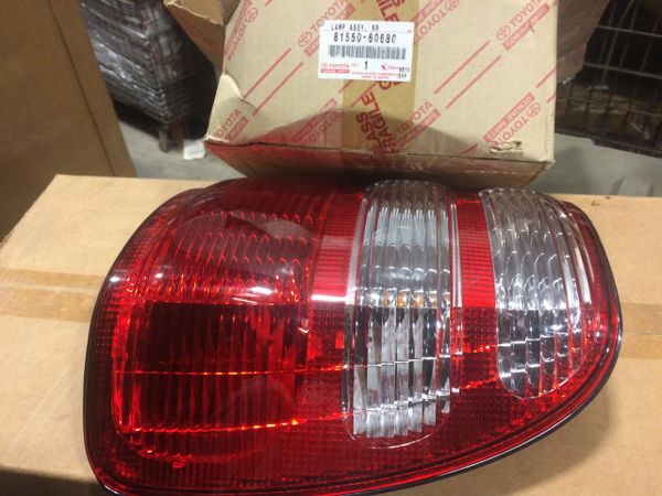 TOYOTA RR LAMP ASSY 81550-60680 NEW