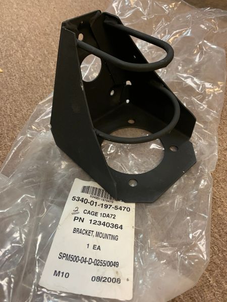 M998 ANTENNA MOUNTING BRACKET 12340364, 5583550, 5340-01-197-5470 NOS