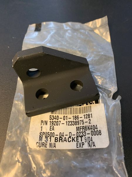 M998 TAILGATEBRACKET 12338975-2, 5340-01-186-1281 NOS