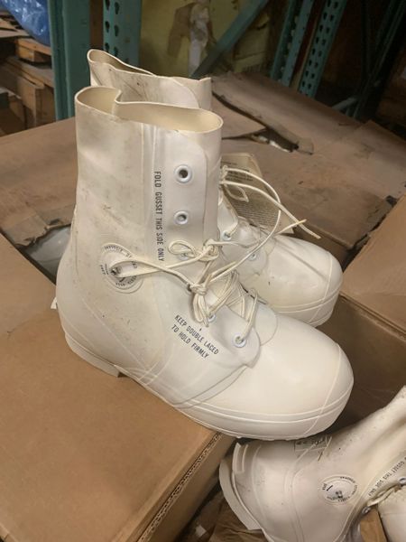 White mickey on sale mouse boots bata