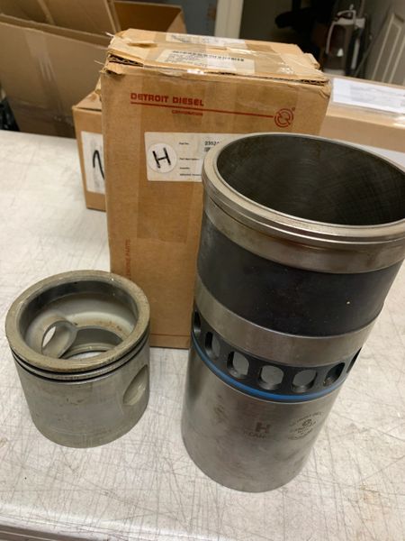 DETROIT DIESEL CYLINDER LINER AND SKIRT ONLY 23524340, 3040-01-361-8202 NOS