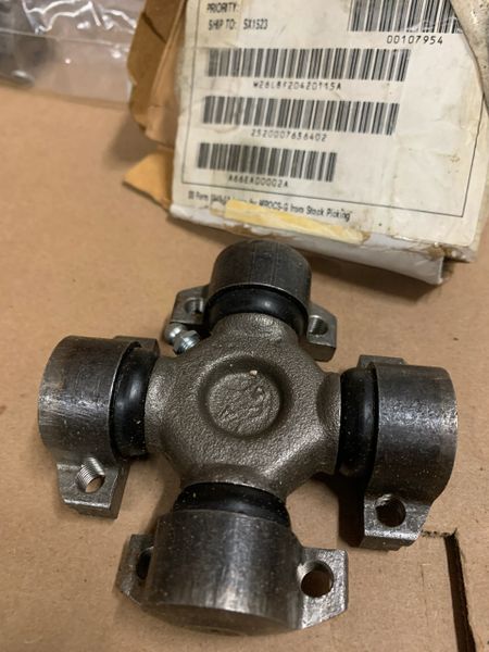 5-TON UNIVERSAL JOINT 1463548, 2520-00-763-6402 NOS