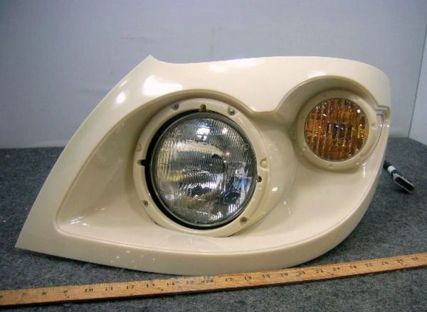 MRAP LH HEADLIGHT ASSEMBLY 3674972C92, 3674972C91, 6220-01-555-4970 NOS