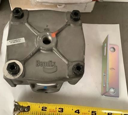 BENDIX AIR PRESSURE RELAY VALVE R-12,K049180, 3877103, 2530-01-601-7529 NOS