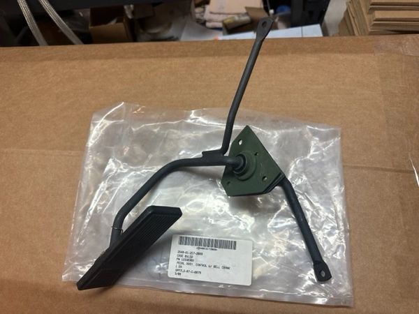 M998 PEDAL ASSY, CONTROL W/ BELL CRANK 12338369, 2540-01-217-2669 NOS