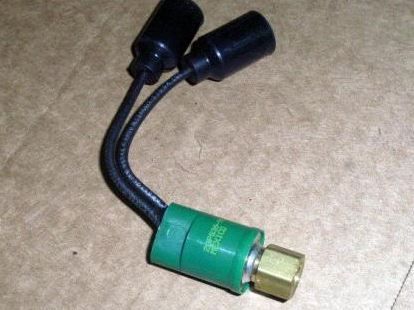 M998 PRESSURE SWITCH 6015556, 5930-01-536-3012 NOS