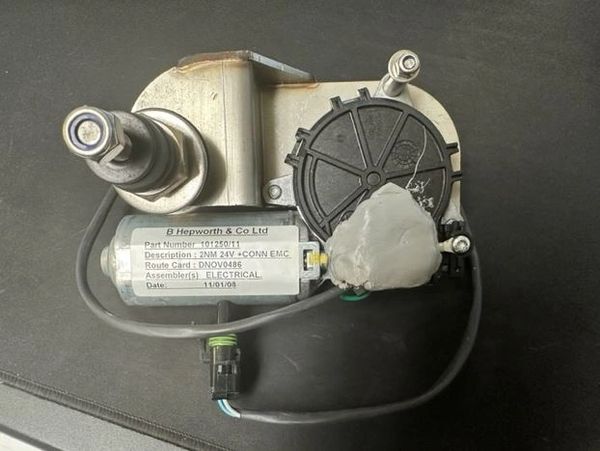 MRAP WINSHIELD WIPER MOTOR 10001748, 2NMM240VA80USEMC, 2540-01-555-5028 NOS