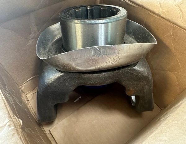 OSHKOSH UNIVERSAL JOINT YOKE 1535070, 6.5-4-3711X, 2520-01-244-6153 SLIGHT DAMAGE