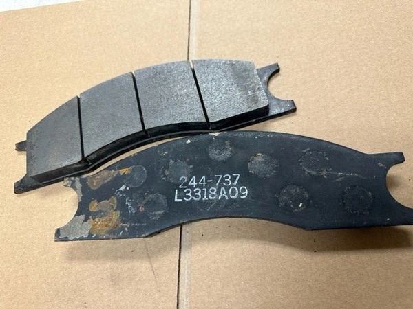 1 PR BRAKE SHOE 12008331-4, 244-737, 244-440, 2530-01-048-9384 NOS