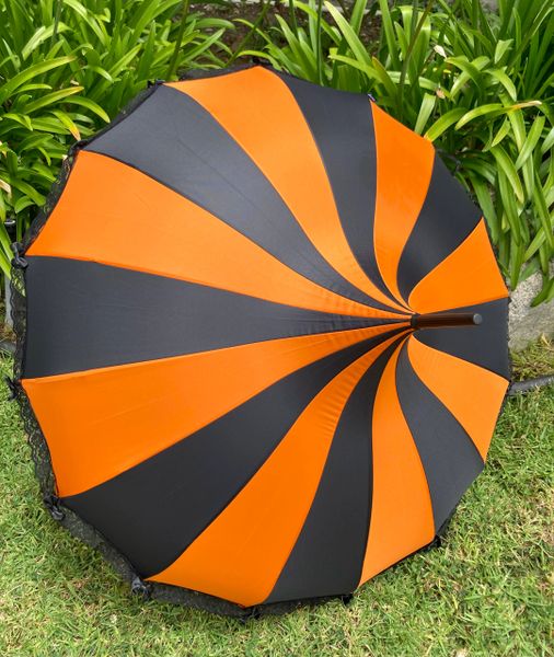 Bows and lace pagoda umbrella - 16 panels black and orange - Stylish handle - Halloween accessory - Manual opening and closing