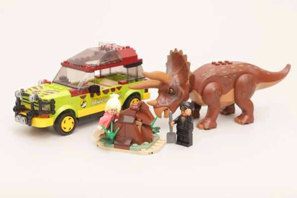 LEGO Jurassic Park Triceratops Research Car Toy 76959