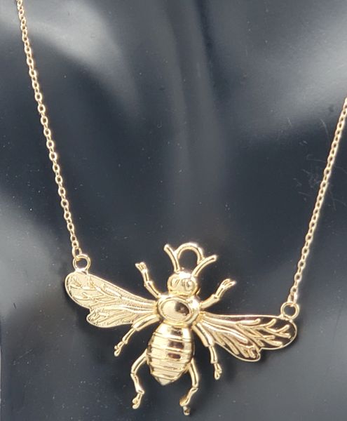 Gucci deals necklace bee