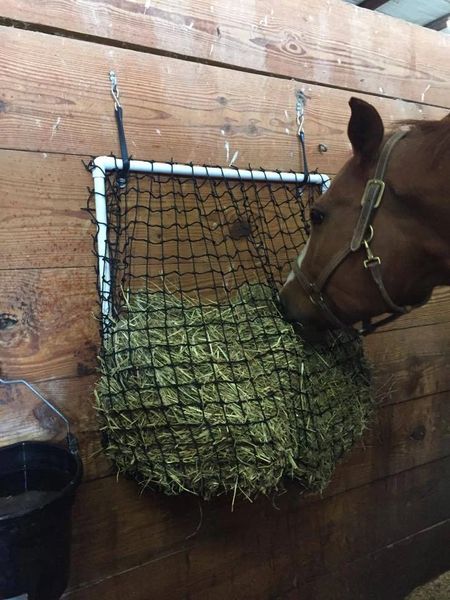 Hay net clearance feeders