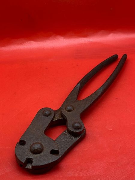 British 2nd pattern pair of barbed wire cutters that still work with some white paintwork remains which were recovered many years ago from the Somme battlefield a very nice and iconic find from this famous 1916-1918 battle.