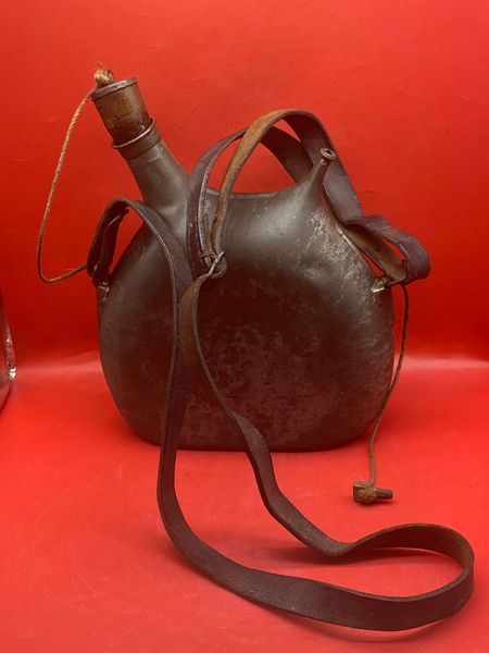 Lovely condition French soldiers 1877 pattern army issue 2 litre water bottle complete with its cork stoppers,maker stamped leather carry strap which has lots of original colour found many years ago on The Verdun battlefield of 1914-1918 in France