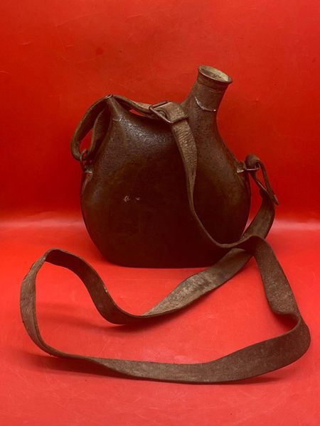 Lovely condition rare French soldiers 1877 pattern army issue cavalry 1 litre water bottle with its leather carry strap which has lots of original colour found many years ago on The Verdun battlefield of 1914-1918 in France