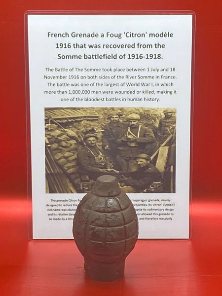 French citron foug grenade model 1916 complete outer case nice relic condition,not damaged with some original black paintwork remains recovered from the Somme battlefield of 1916-1918.