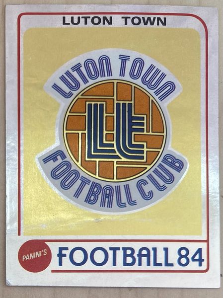 1984 ORIGINAL UNUSED PANINI FOOTBALL 84 STICKER LUTON TOWN BADGE 134