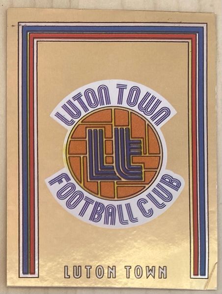 1981 ORIGINAL UNUSED PANINI FOOTBALL 81 STICKER LUTON TOWN BADGE 392