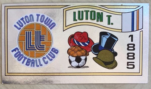 1983 ORIGINAL UNUSED PANINI FOOTBALL 83 STICKERS LUTON TOWN BADGE 134