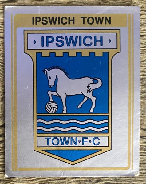 1980 ORIGINAL UNUSED PANINI FOOTBALL 80 STICKER IPSWICH TOWN BADGE 154