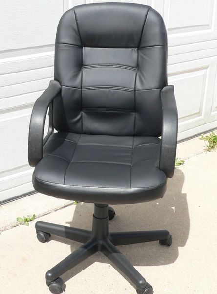 Black Hi-Back Office Chair w/ Plastic Arms