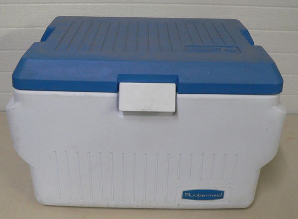 RUBBERMAID COOLER