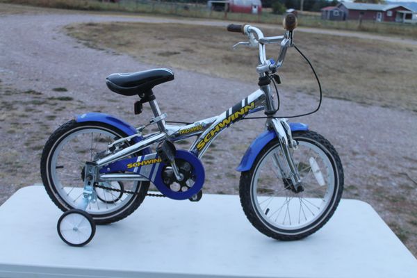 Schwinn 16 bike hot sale with training wheels