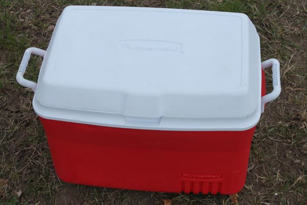 Rubbermaid 48 Quart Hard Sided Cooler, Red for Sale in Holland, MI - OfferUp