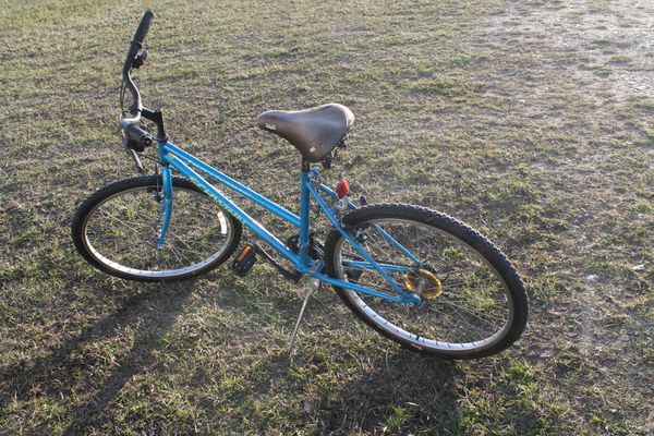 Blue Schwinn '' Hurricane '' 18 Speed Ladies Mountain Bike