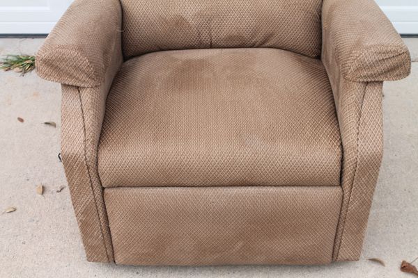 Like New Golden Power Lift Large Size Recliner